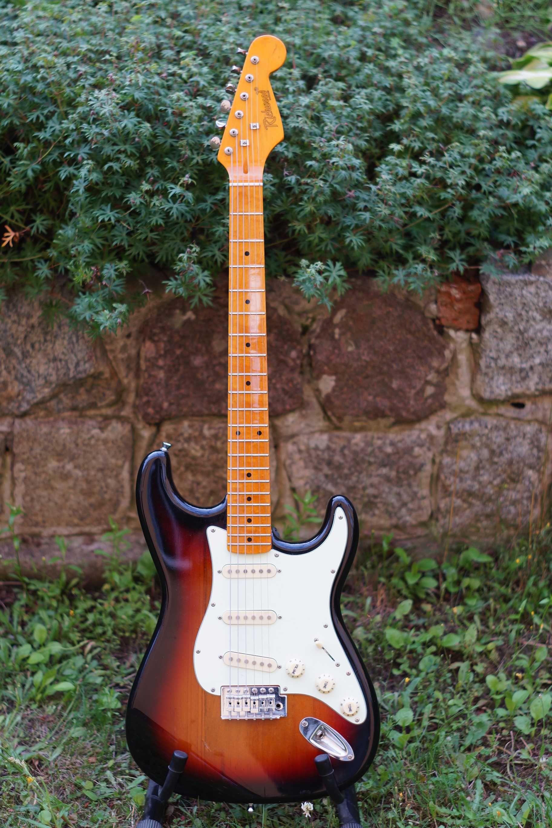 Richwood Stratocaster Gold Logo