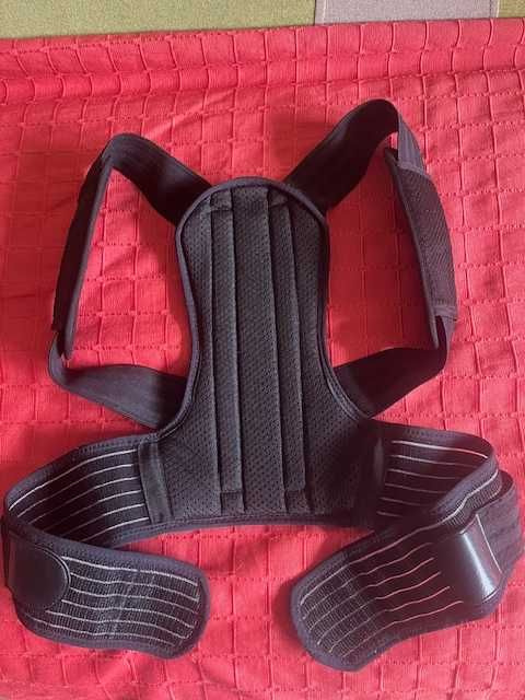 Czarny pająk do korygowania wady postawy