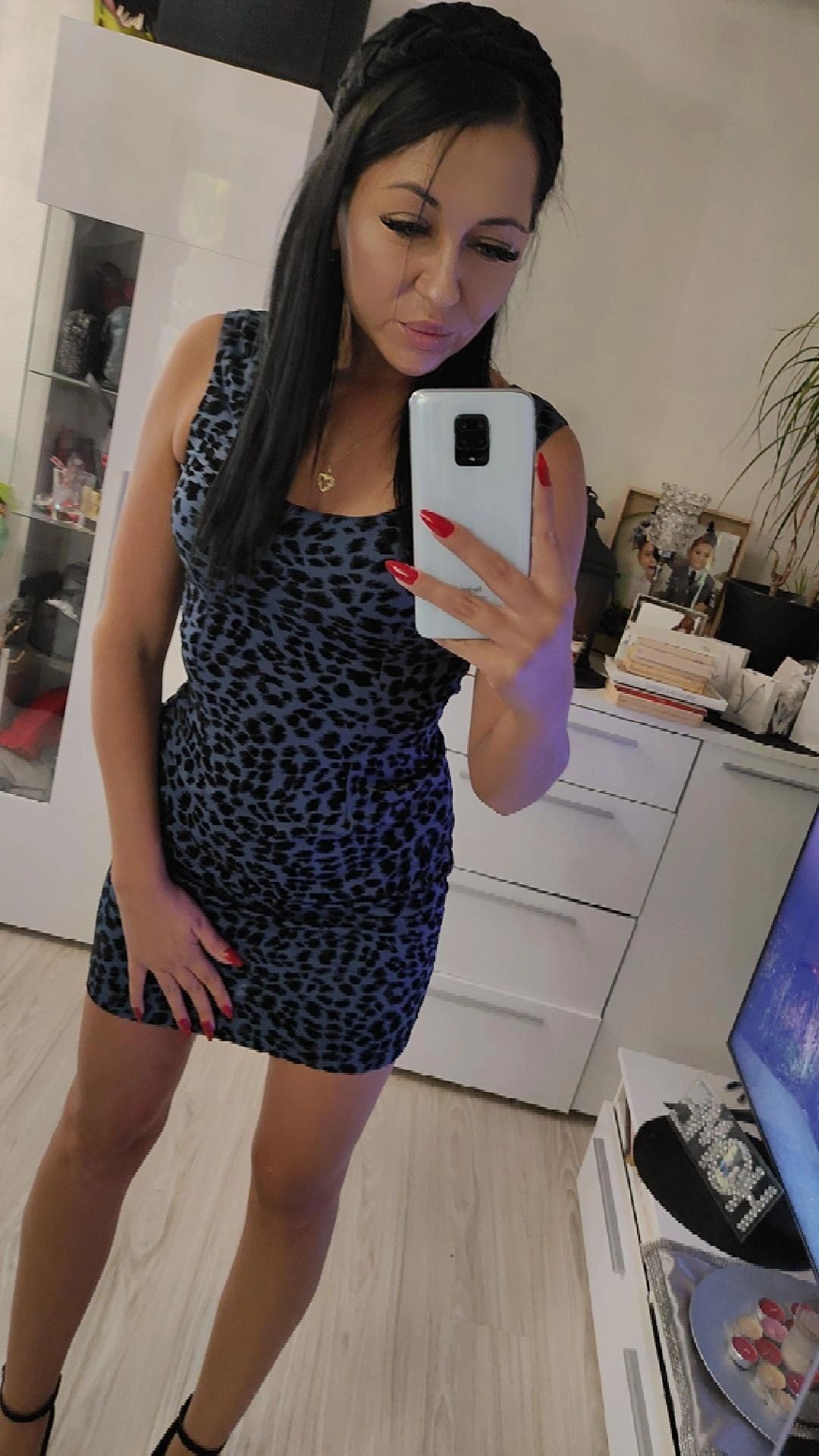 Niebieska obcisła sukienka panterka leopard print