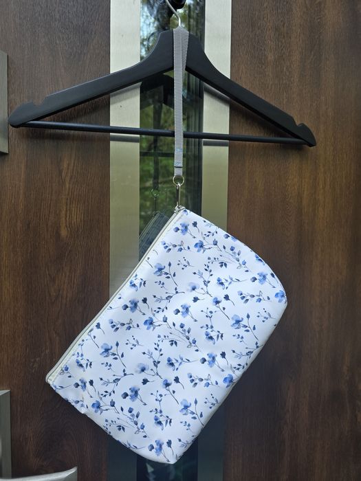 Kosmetyczka biało kremowa w niebieskie kwiaty