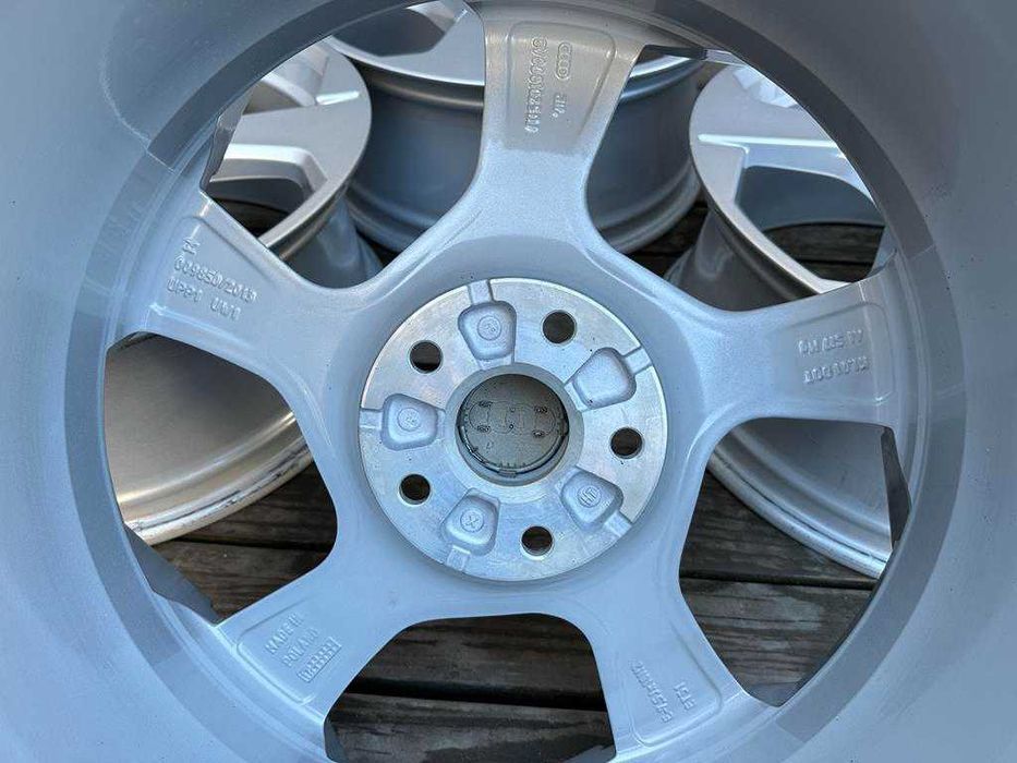 Oryginał felgi 18cali 8V0 Audi A3 S3 A4 B7 Q3 Vw Golf Touran nr8057