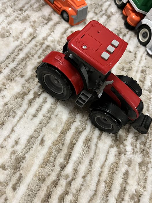 Робот на пульті,трактор ,парк динлзаврів