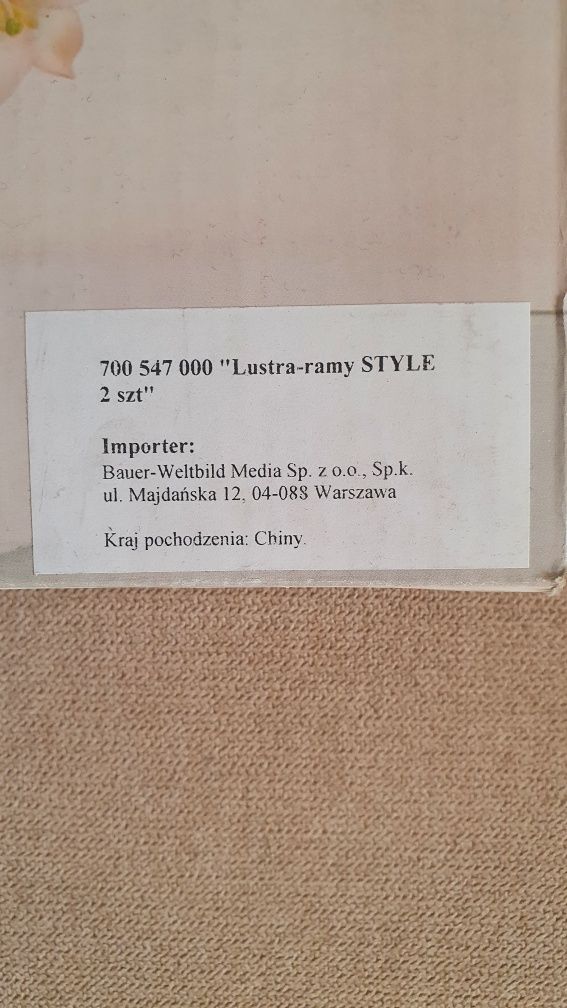 Lustra w ramkach białej i szarej