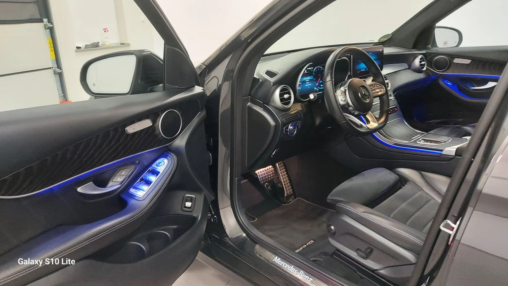 Mercedes-Benz GLC AMG 300DE alu19 Navi Ambiente Matrix KAMERA EL KLAPA WIRTUAL Hak