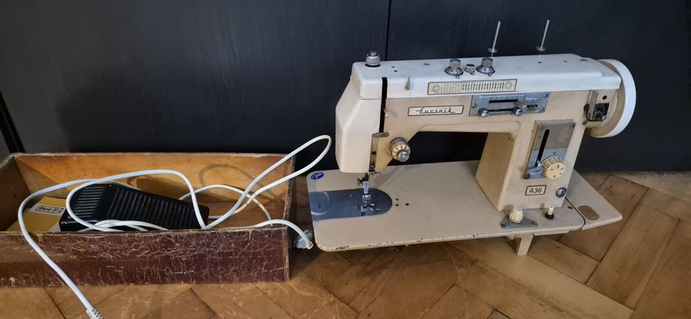 Sprawna maszyna Łucznik PRL do szycia