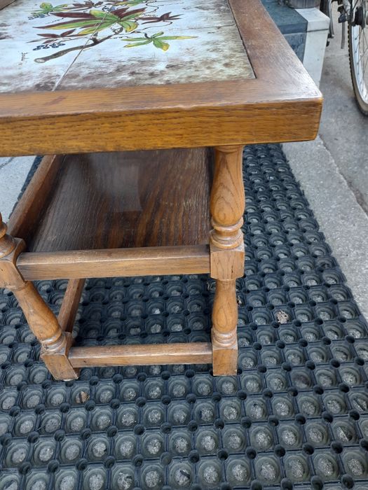 Stary dębowy stolik z terakotą