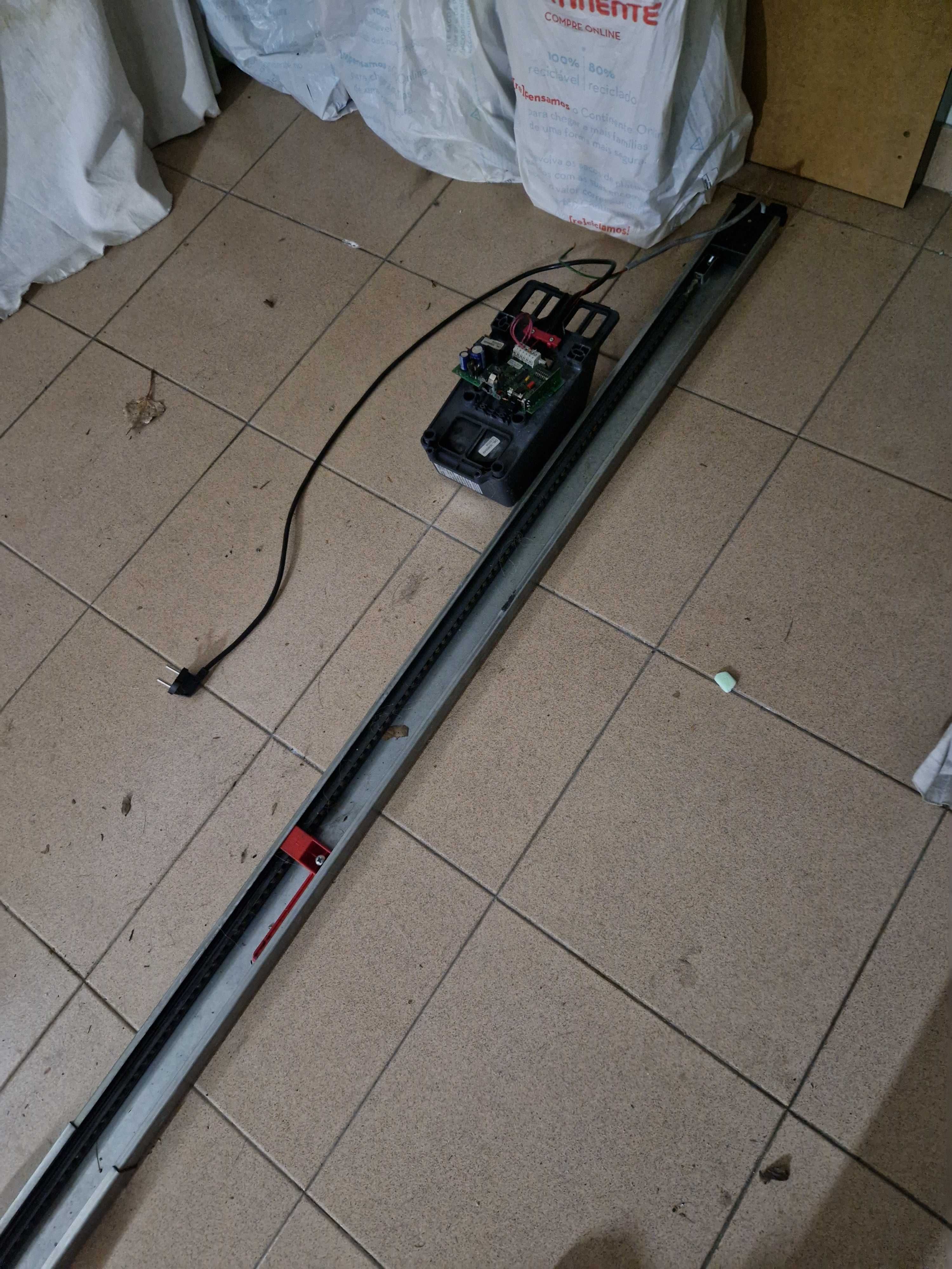Motor para portão de garagem e calha (Avariado)