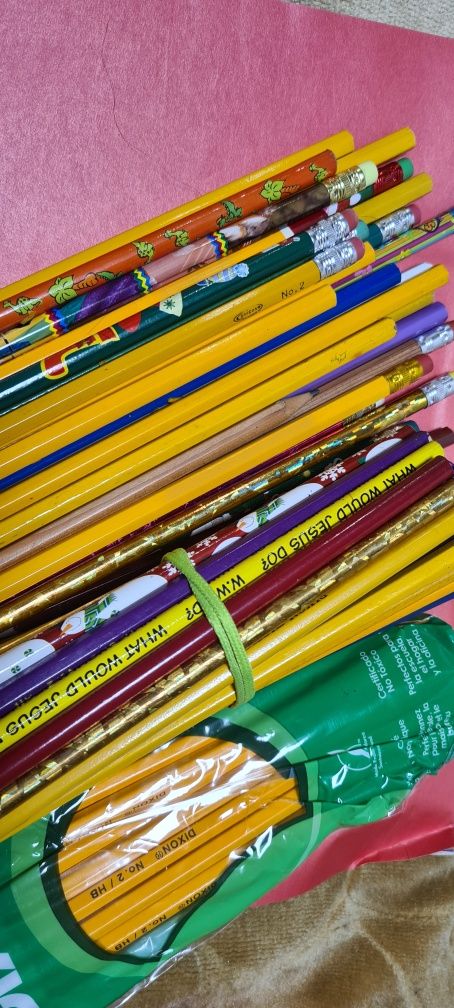 Воскові кольорові олівці