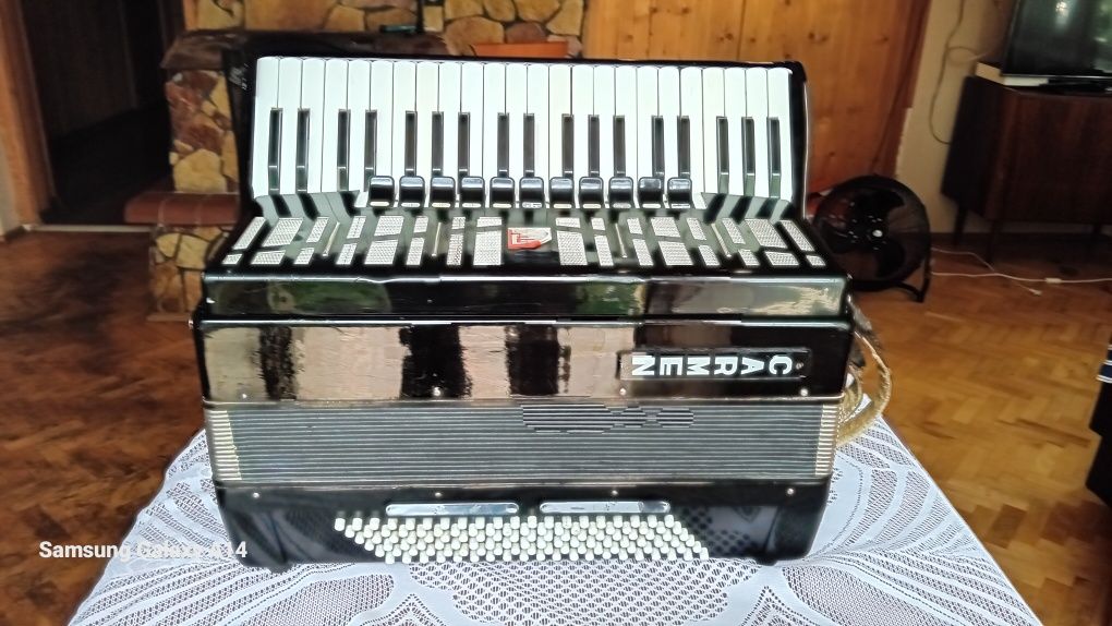 Akordeon carmen 120 basów 4 chórowy .Stan bardzo dobry