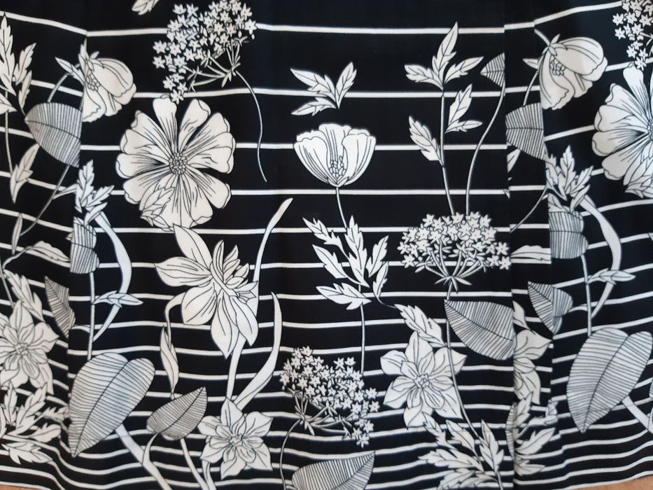 Распродажа!!! Юбка в черно-белый цветочный принт на запах ostin