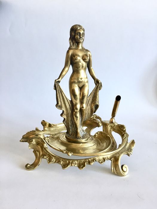 Podstawa pod pióro ze złotą skuwką i kobietą. J. Serkowski w Warszawie