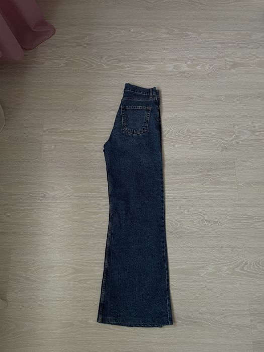 сині джинси прямого крою