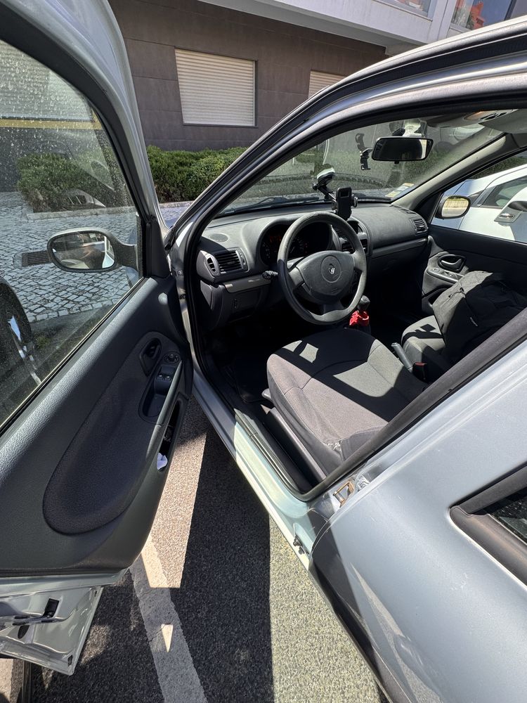 Renault Clio II fase III E04 Ano 2004 - 1.2 16V