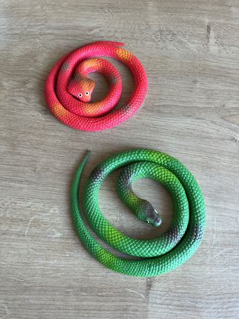 Gumowe węże wąż gumowy czerwony i zielony kobra