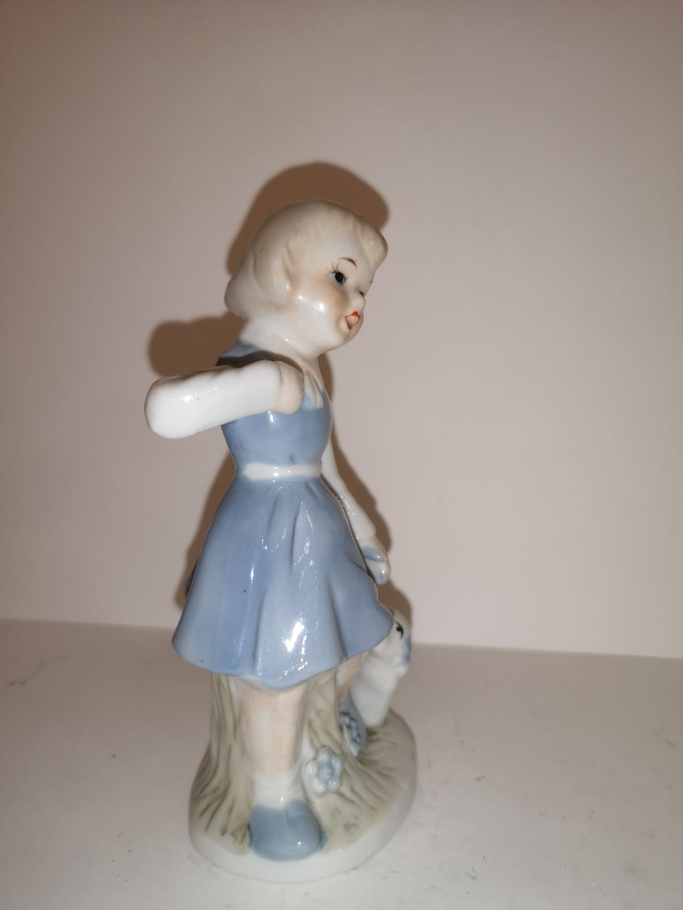 Porcelanowa figurka dziewczynki z psem