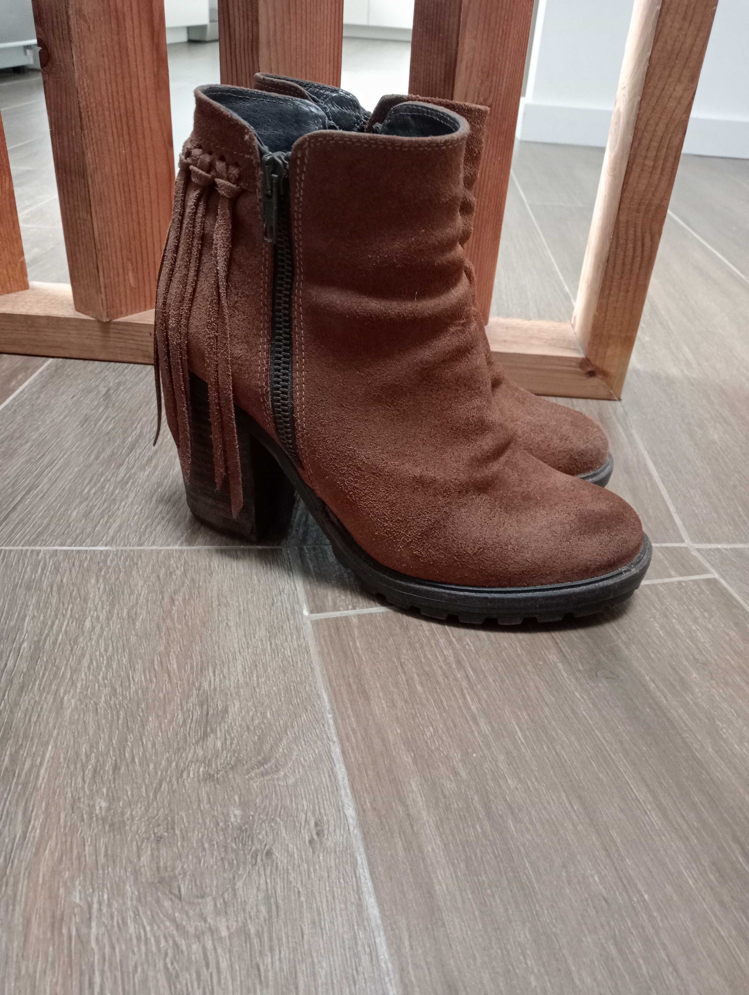 Botas em pele castanha