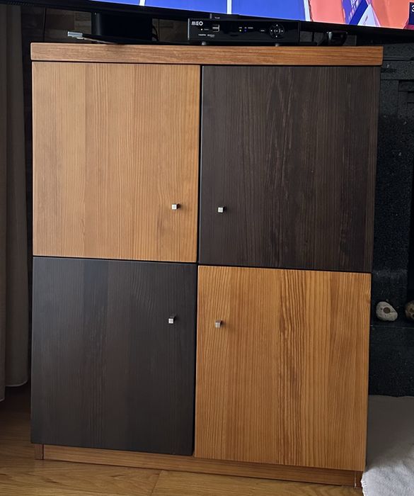 Móvel de madeira dois tons