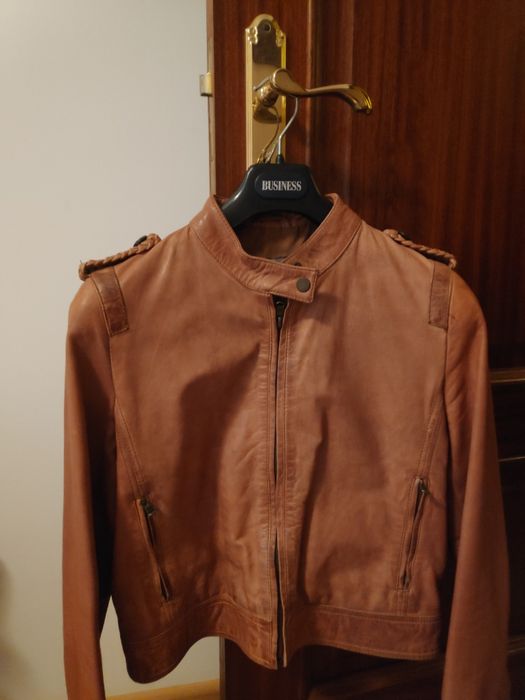 Blusão de pele cor caramelo.