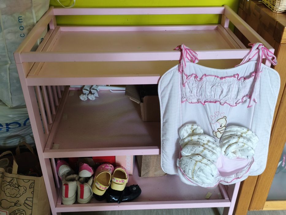 Przewijak trzypoziomowy dla dziewczynki. Stabilny i porządny