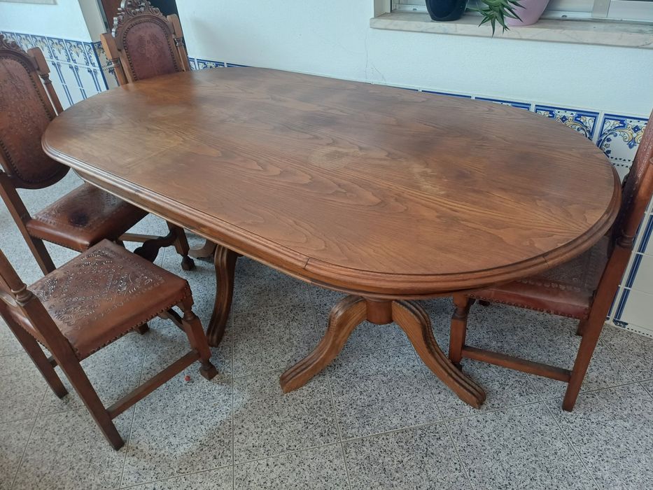 Vendo mesa em madeira com cadeiras