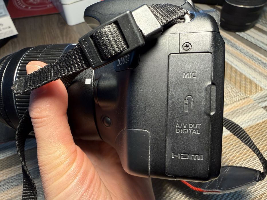 Фотоапарат Canon EOS 550 d