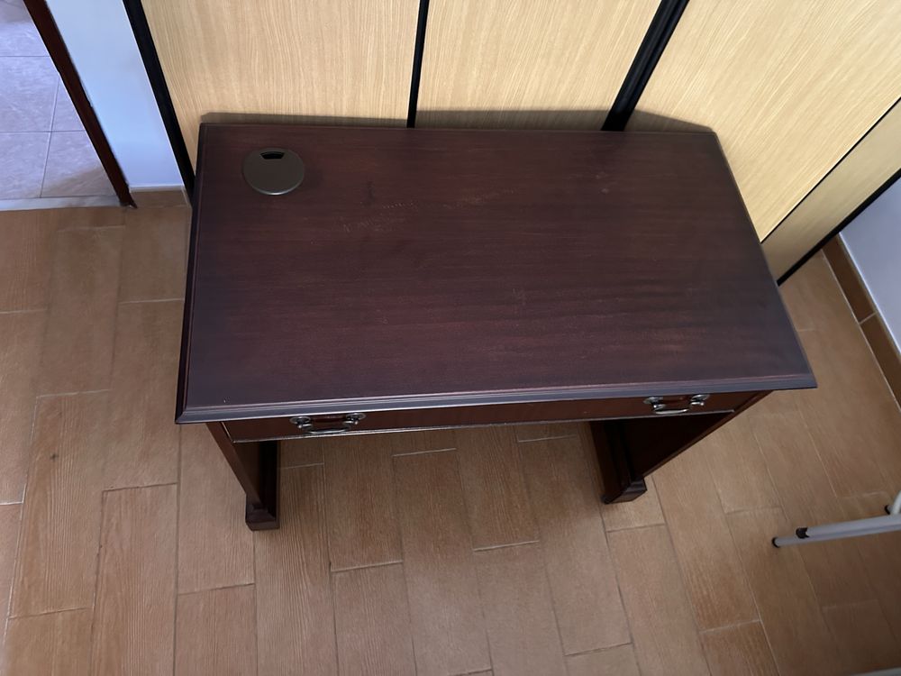 Mesa de madeira em otimo estado