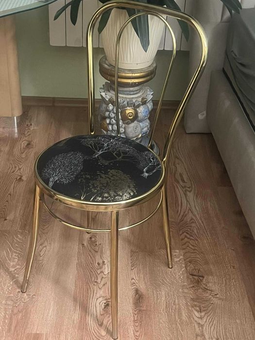 krzesło  z metalowym, złotym stelażem