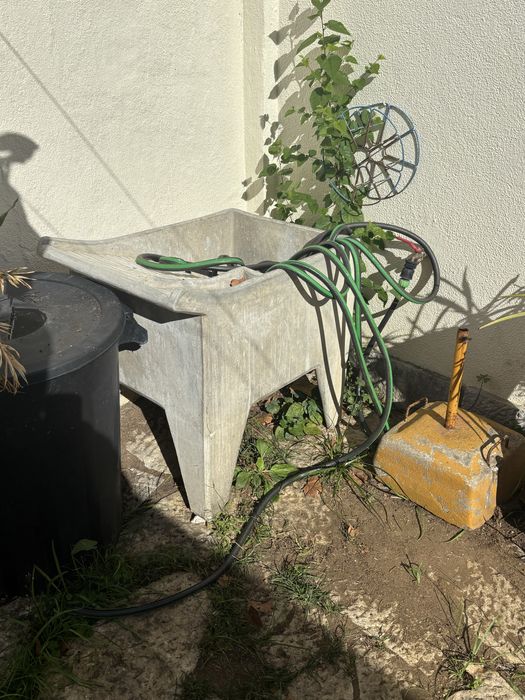 Tanque de lavar roupa e suporte de chapeu de sol