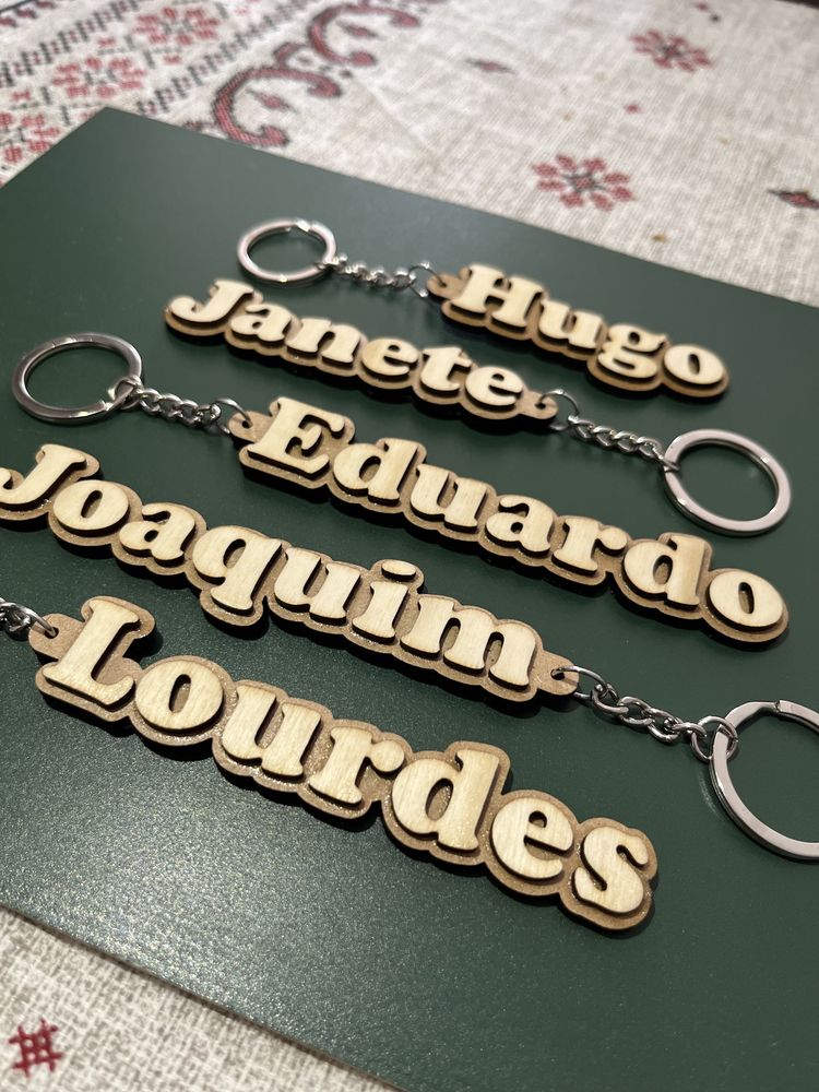 Chaveiros personalizados em madeira e inox