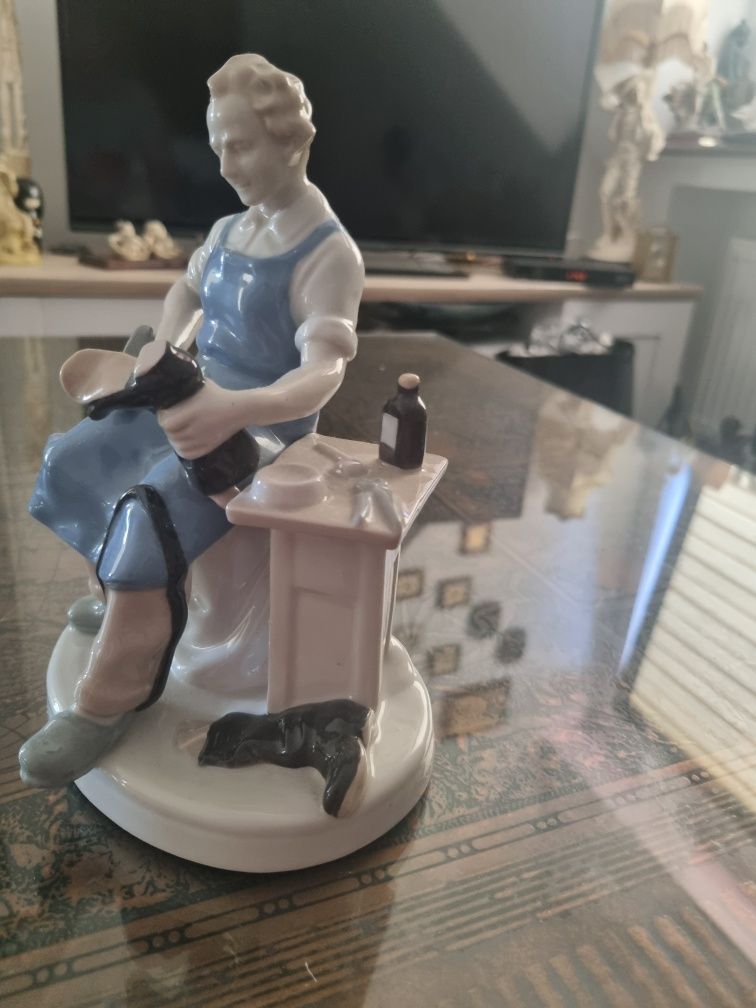 Duża Porcelanowa figurka/szewc