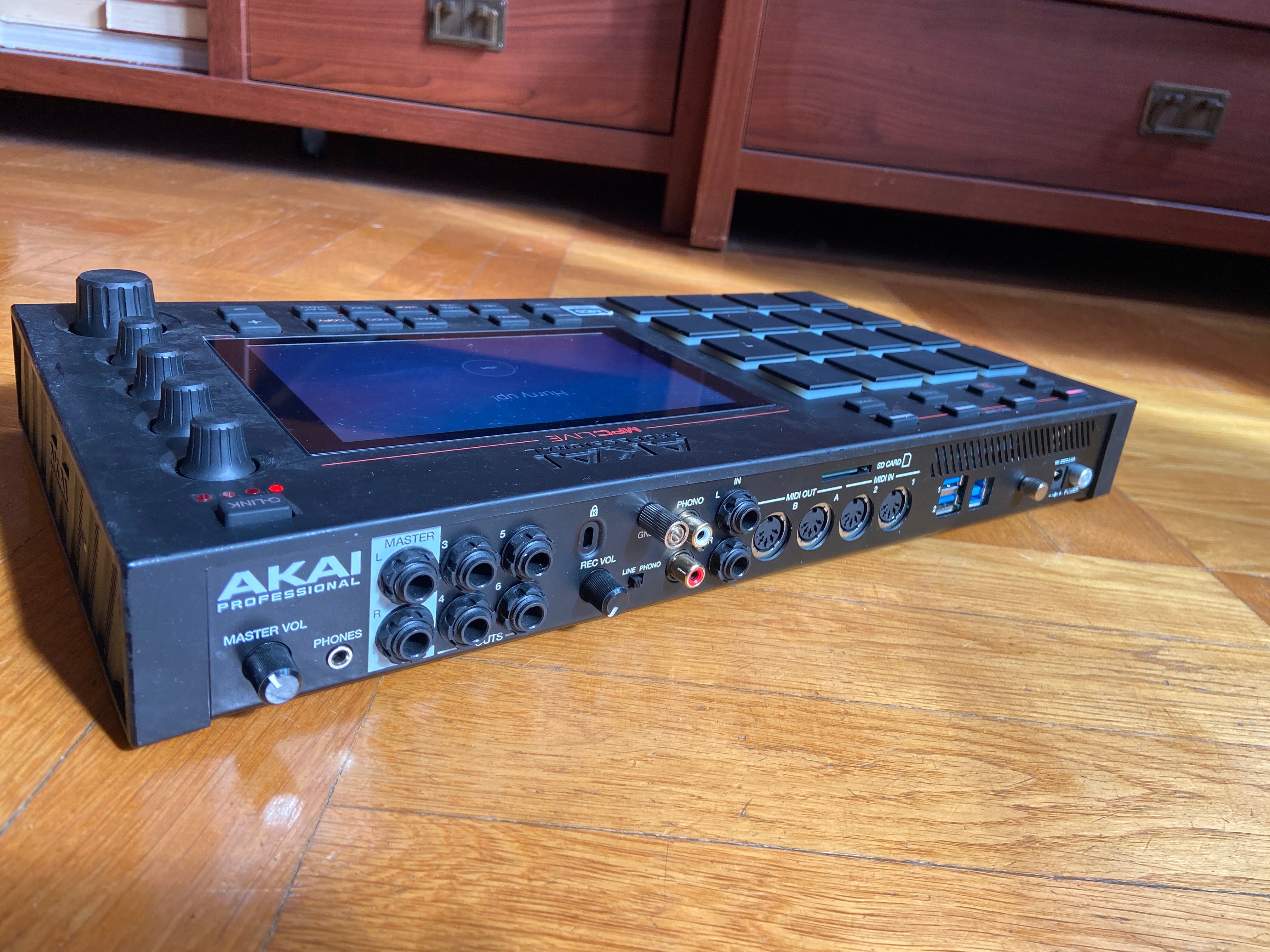 Akai MPC Live + SSD + Hardcase