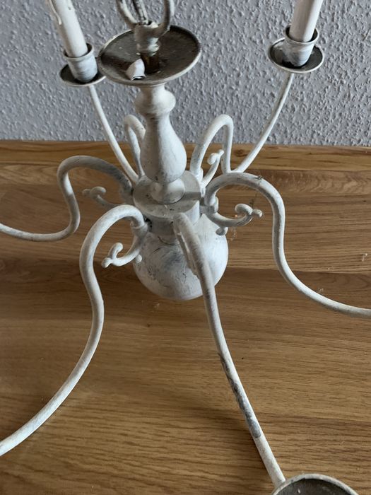 Żyrandol stylizowany biały