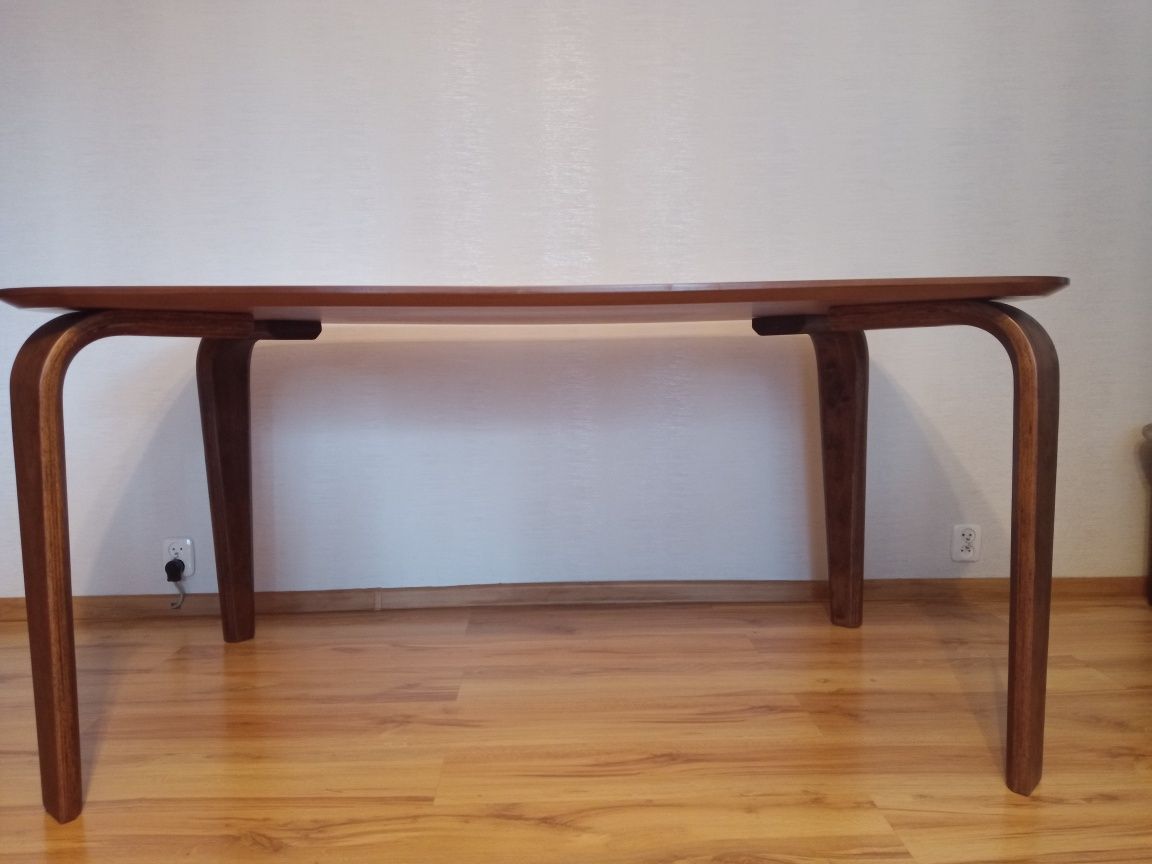 Stół pokojowy drewniany .
