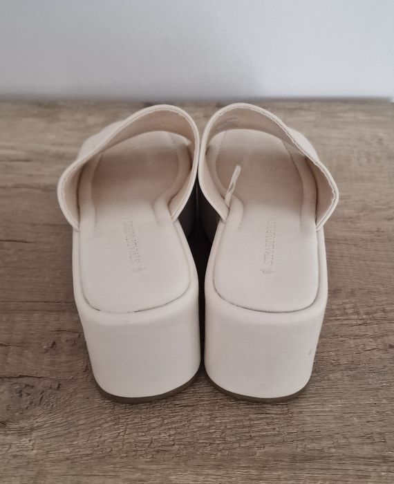 Klapki na platformle"Stradivarius".