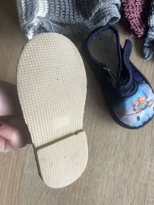 Шапки на 1 рік, шарфи, взуття