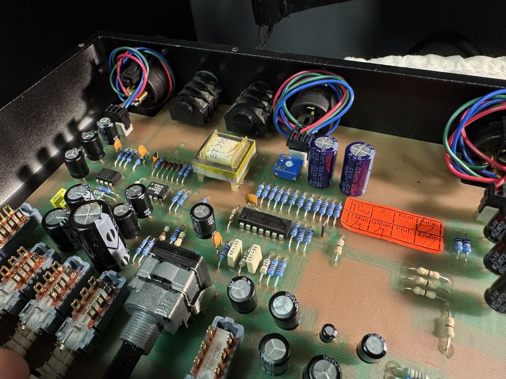 Przedwzmacniacz mikrofonowy Behringer PRE-Q legenda - TRAFO output
