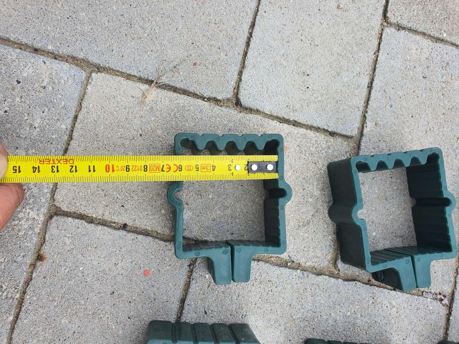 Obejma plastikowa do siatki płotu na słupek 60x60mm 62 sztuki + gratis