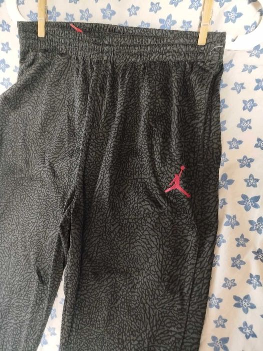 Spodnie dresowe Jordan Brand Boys w kolorze czarno/szarym z print em