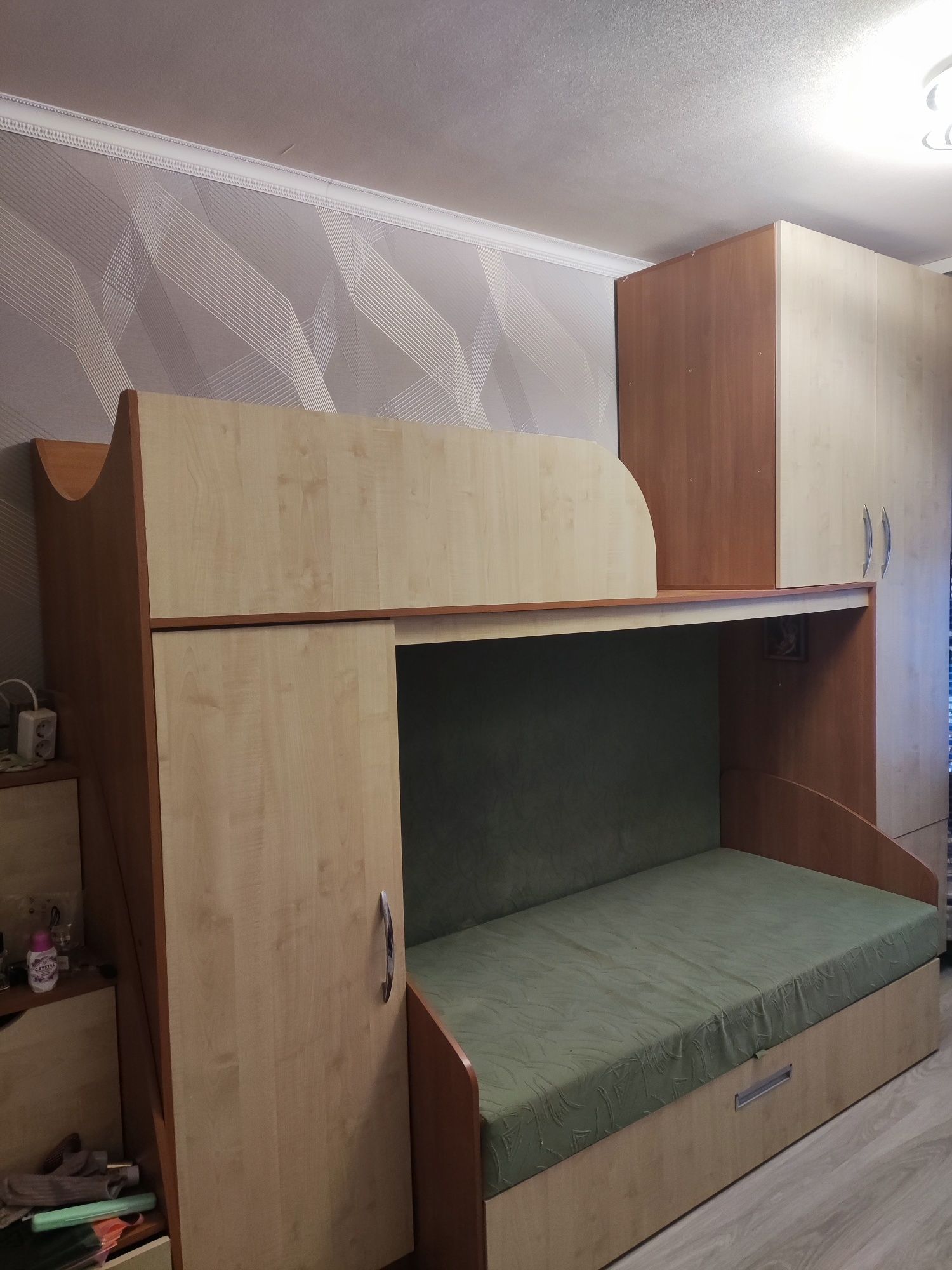 Продам  двухъярусную стенку