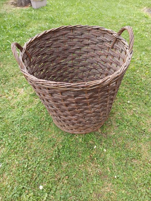 Stary kosz wiklinowej duży