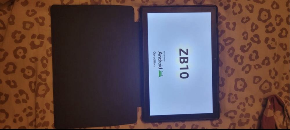 Tablet nowy z etui