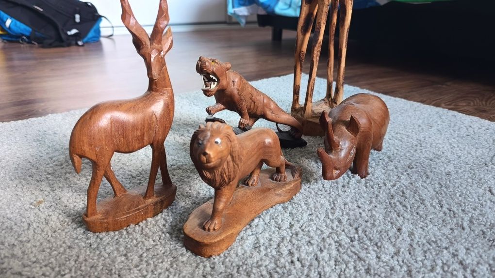 Figurki zwierzęta safarii rzeźbione w drewnie