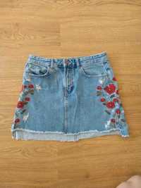Spódniczka jeansowa z haftem w róże/maki Zara