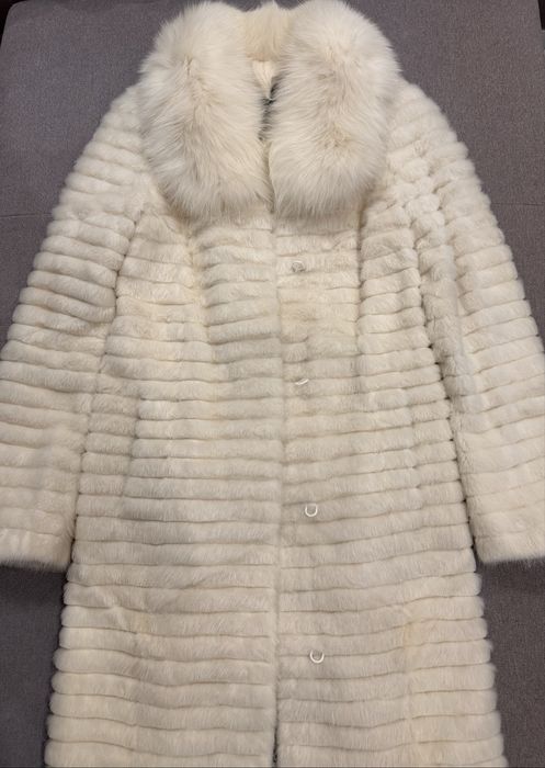 Продам натуральну білу шубу з кролика