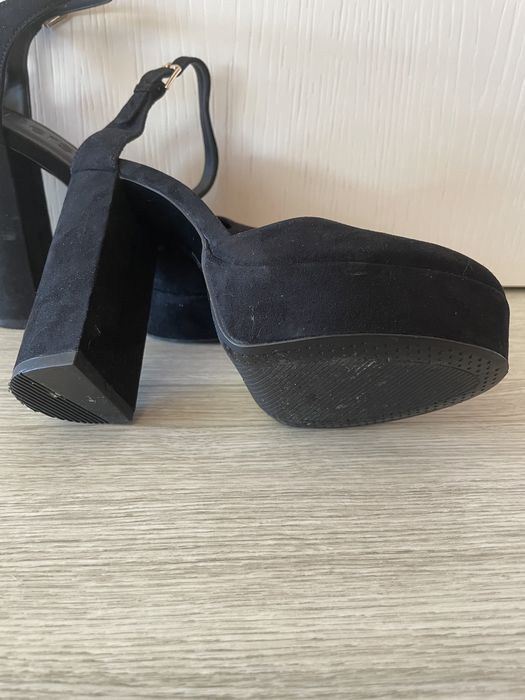 Sandália Bershka salto alto 37