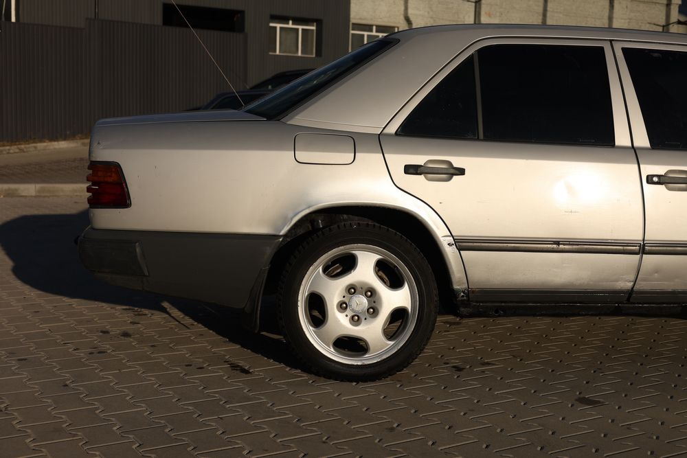 Mercedes-Benz W124 200D