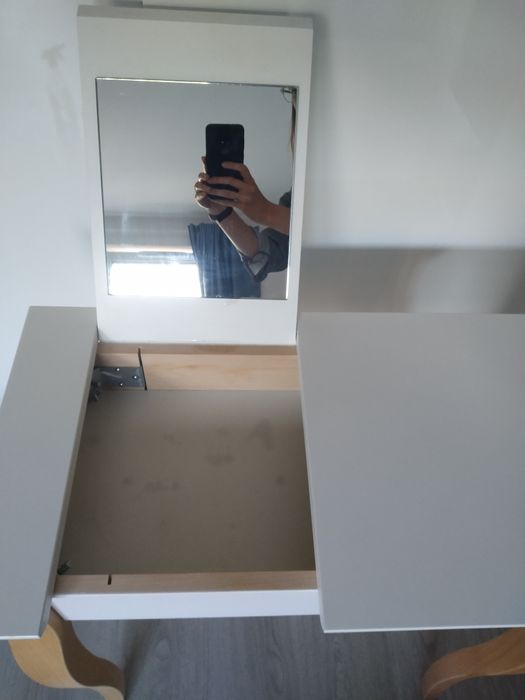 Toaletka z drewnianymi nogami