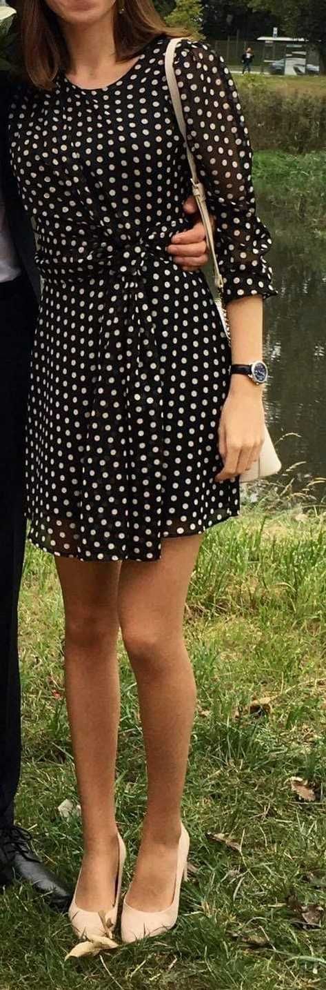 Elegancka czarna sukienka w  białe pozłacane kropki
