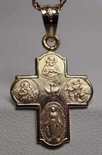 Złota zawieszka krzyż ze świętymi postaciami.