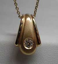 Złoty wisior z diamentem matowo polerowana ozdoba brylant 0,18 ct.